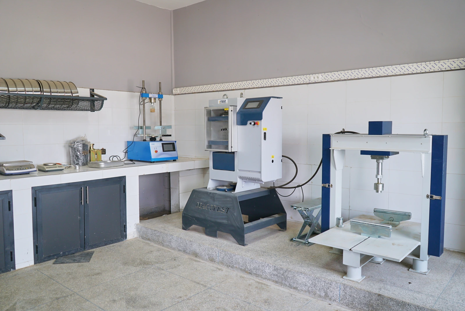 Le laboratoire du groupe : presse de compression, banc de flexion, balances de précision et série de tamis