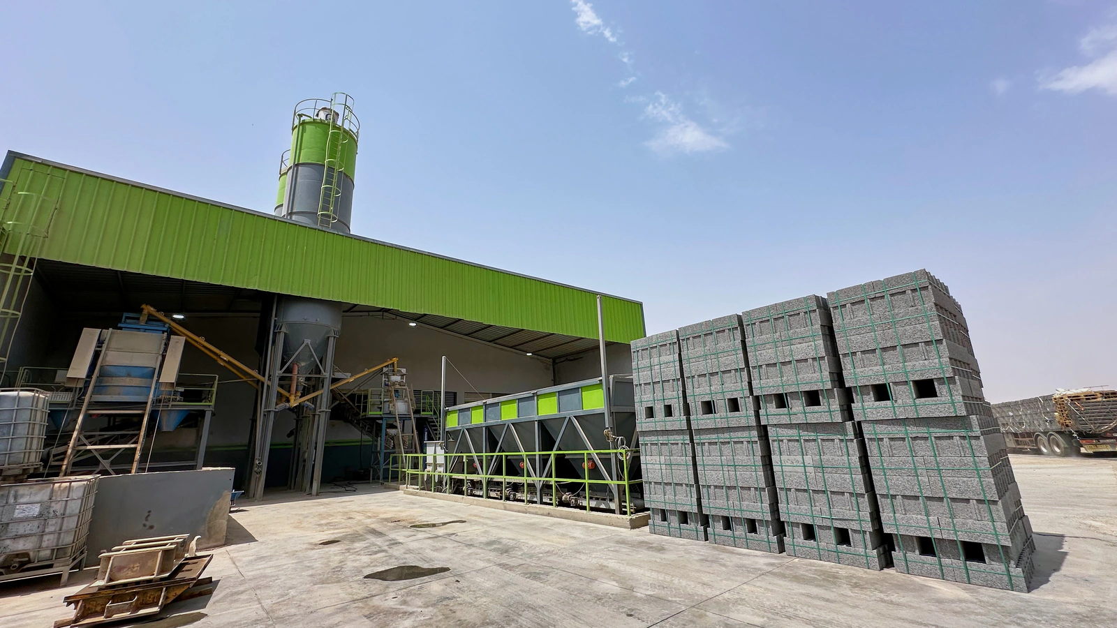 Usine Belza Ecotech et palettes de blocs en béton