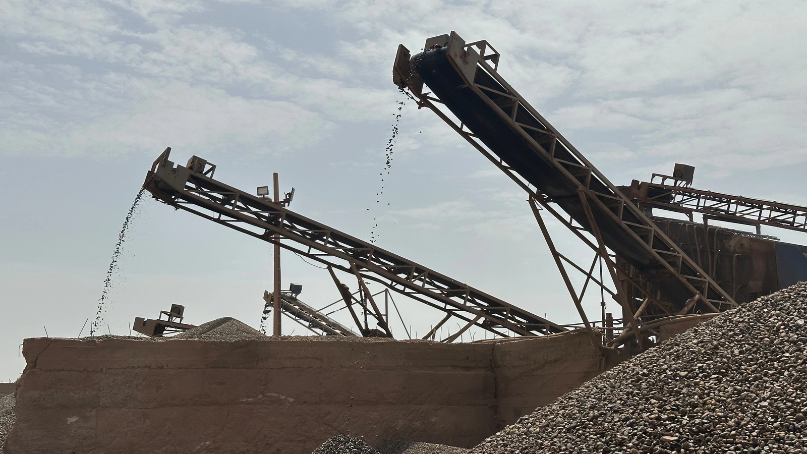 Convoyeurs déversant des granulats sur les stocks, station de concassage Agré Béton