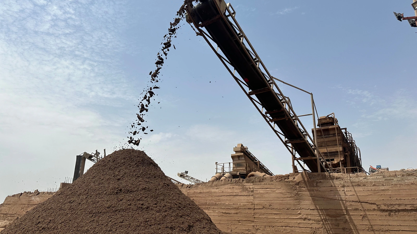 Granulats déversés par un convoyeur sur un stock, station Agré Béton