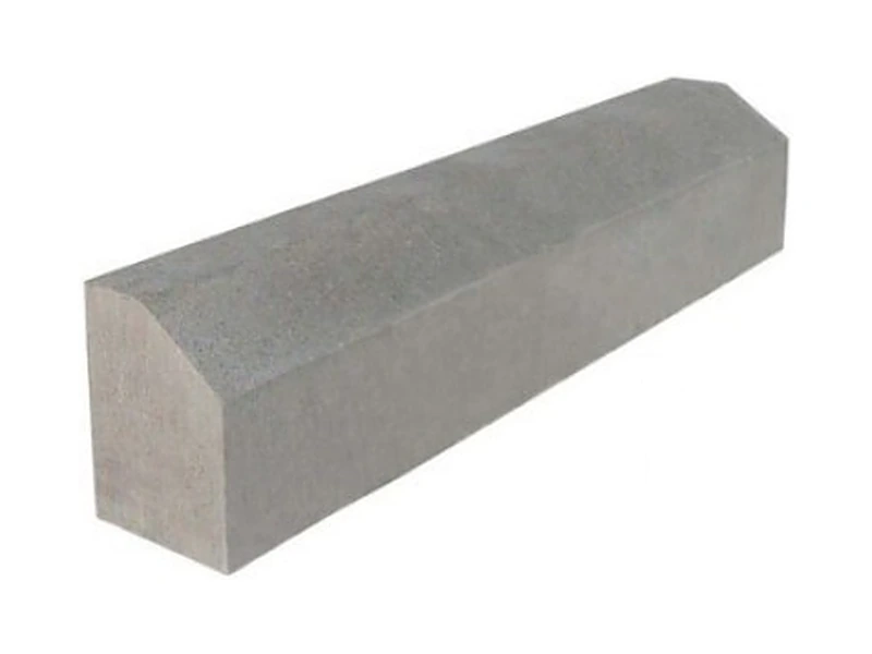 Bordure d’accotement A1 en béton, à face inclinée