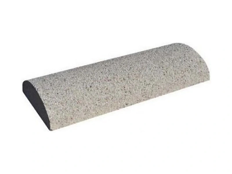 Bordure séparatrice en béton granité, à dessus arrondi