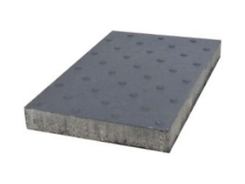 Dalle podotactile en béton gris foncé, à plots en relief