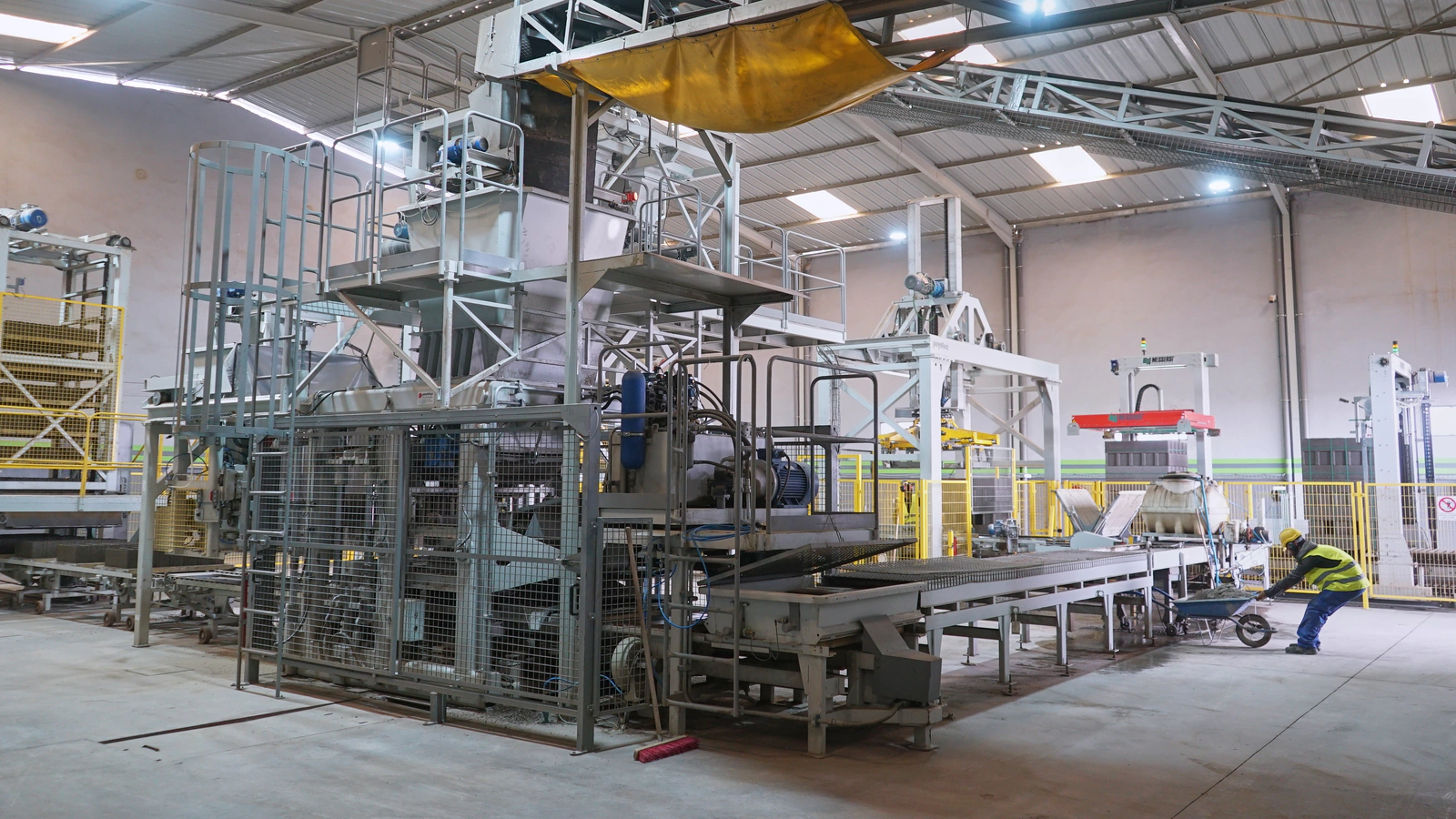 Ligne de production sous la charpente du hall, usine Belza Ecotech