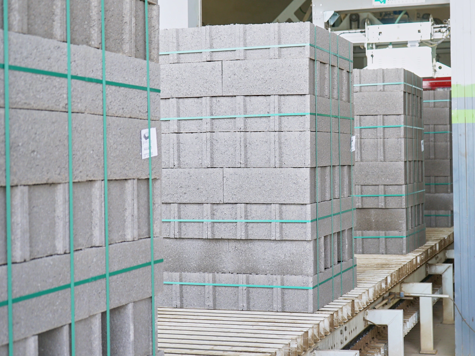 Palettes de blocs creux en béton cerclées, en sortie de ligne à l’usine Belza Ecotech