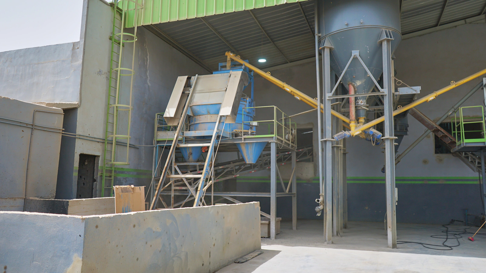 Silo et trémies d’alimentation, usine Belza Ecotech
