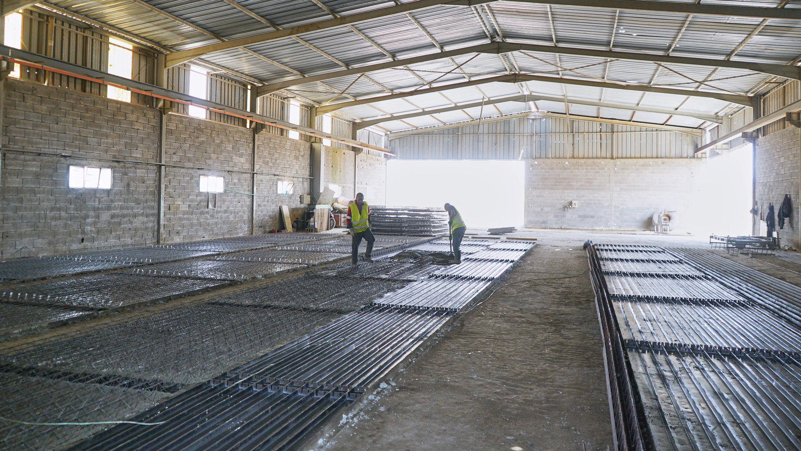 Hall de coulage de l’usine Belza Préfa : moules et armatures en attente de béton