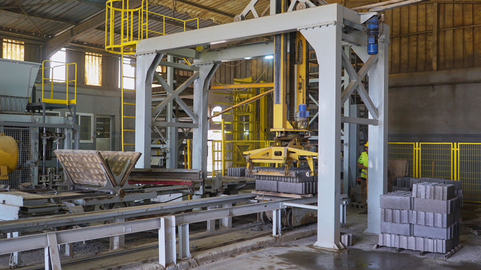 Machine de fabrication de blocs, usine Belza Préfa