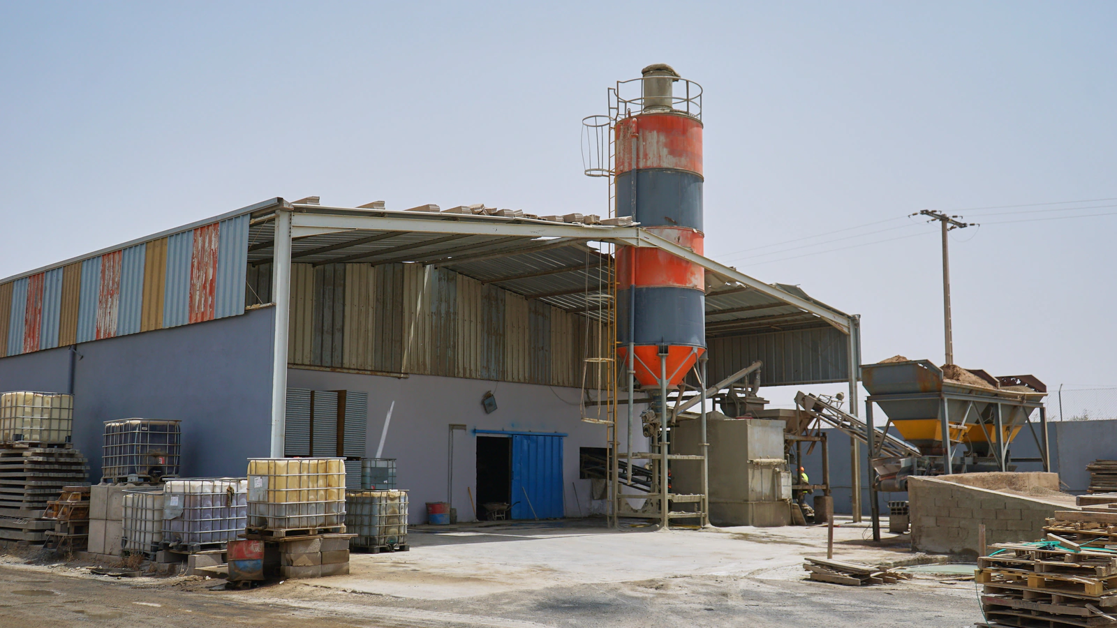Bâtiment de production et silo de l’usine Belza Préfa