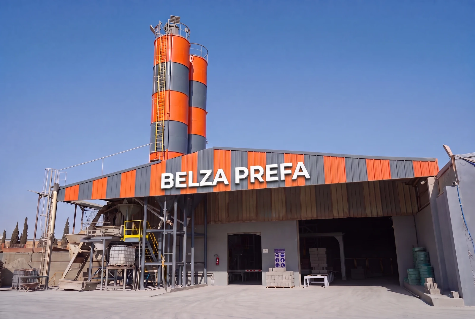 Usine Belza Préfa : centrale à béton, silos et hall à l’enseigne Belza Préfa