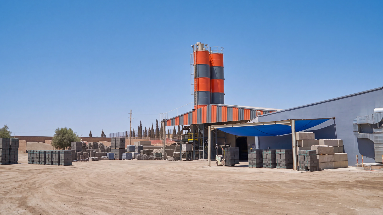 Usine Belza Préfa : centrale à béton et silos, parc de stockage des blocs en béton et chariot élévateur